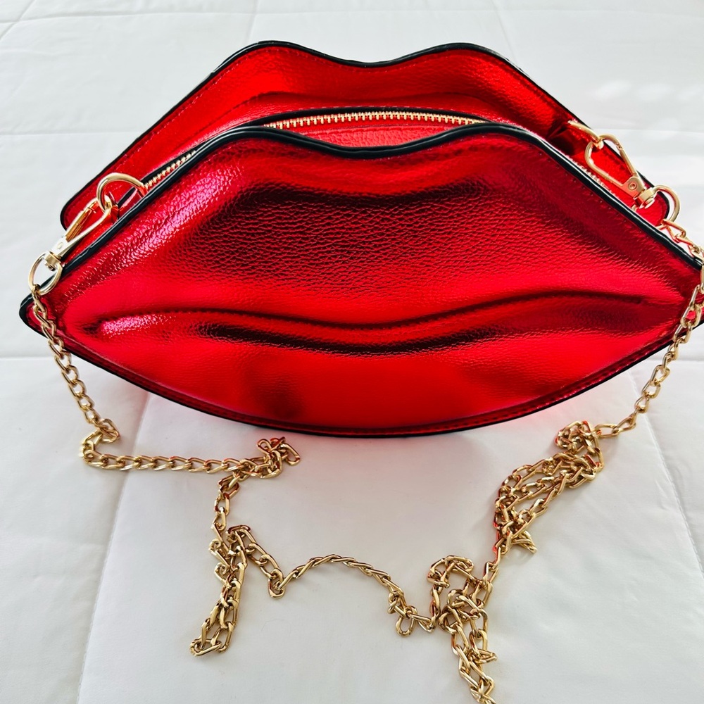 Red Lip-Shaped Chain Bag